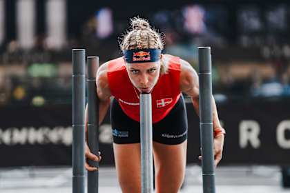 La danoise Ida Mathilde Steensgaard, pionnière du fitness, pousse une luge lors des championnats du monde Hyrox à Nice, en France.