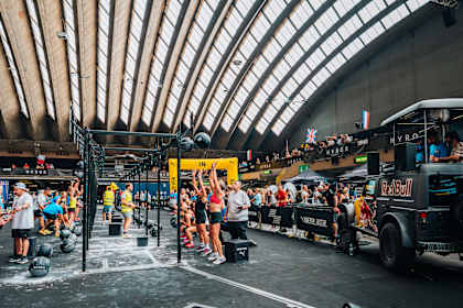 Les participants lancent des wall balls lors du championnat du monde Hyrox à Nice, en France, le 8 juin 2024.