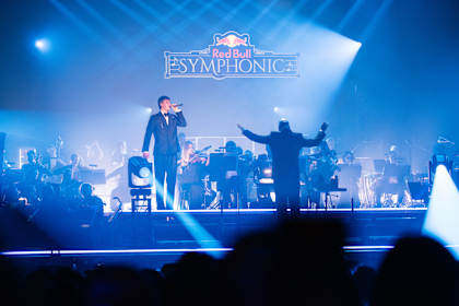 Victor Leksell uppträder på det fängslande Red Bull Symphonic-evenemanget i Stockholm den 10 april 2025 och blandar orkestral storhet med dynamisk sång