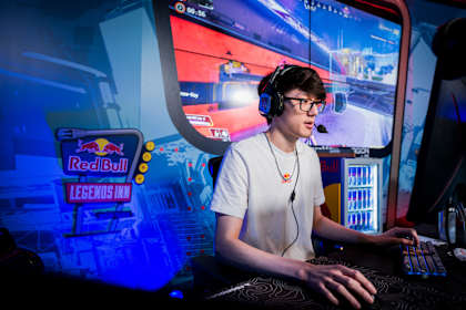 iiTzTimmy playing Apex Legends during a match at Red Bull Legends Inn in Chicago, Illinois on November 8, 2024.