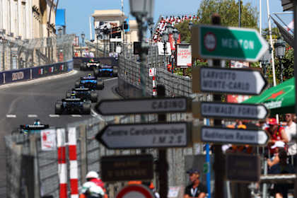 Liam Lawson führt Alexander Albon, Carlos Sainz, George Russell, Kimi Antonelli und Lance Stroll während des F1 Grand Prix von Monaco auf dem Circuit de Monaco am 25. Mai 2025 in Monte-Carlo, Monaco.