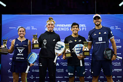 Paula Josemaría, Bea González, Fede Chingotto y Alejandro Galán posan con sus trofeos tras ganar el Premier Padel P1 de Buenos Aires, en Argentina, en mayo de 2026.