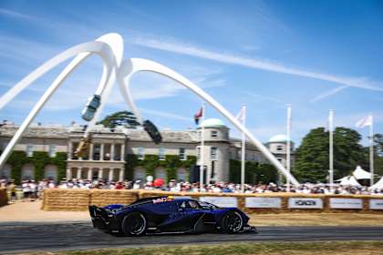 Adrian Newey, exdirector técnico de Red Bull Racing, conduce el RB17 que él mismo diseñó ante los aficionados en el Goodwood Festival of Speed, en Chichester, Inglaterra. 