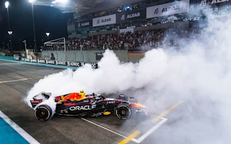 Bild zeigt den Oracle Red Bull Racing Boliden von Sergio Pérez bei einem Donut