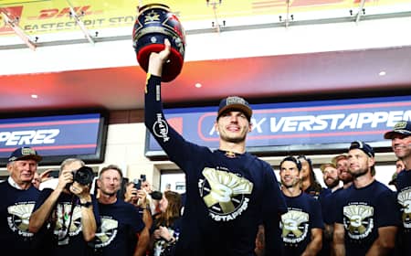 El campeón del mundo de pilotos de F1 2023, Max Verstappen y Oracle Red Bull Racing posan con un casco de celebración en el Pitlane después del Sprint antes del GP de F1 de Qatar.