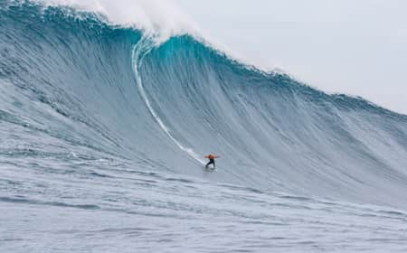 Justine Dupont surft eine riesige Welle an der Cortes Bank, vor der Küste Kaliforniens, USA.