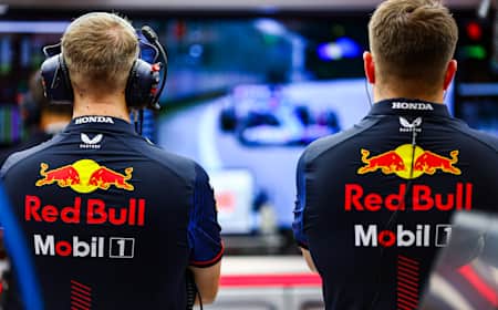 Red Bull Racing Teammitglieder beobachten das Qualifying vor dem F1 Grand Prix von Singapur auf dem Marina Bay Street Circuit am 16. September 2023 in Singapur, Singapur. 
