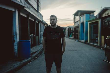 Mark Grist fotografiado en Filipinas durante la grabación del documental “Mark Grist Battles The World”.