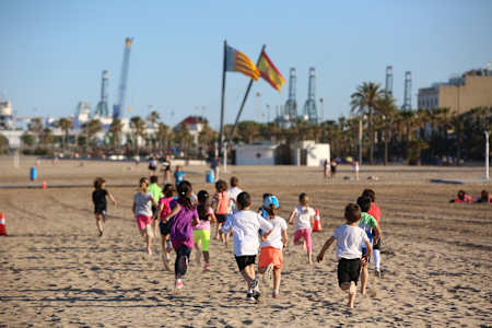Los niños disfrutan a tope en la Vuelta a la Platja.JPG
