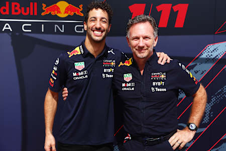 Daniel Ricciardo posa ao lado de Christian Horner, chefe da Red Bull Racing