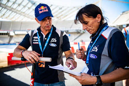 Sebastien Loeb ve Isabelle Galmiche recce sonrası notları kontrol ediyor