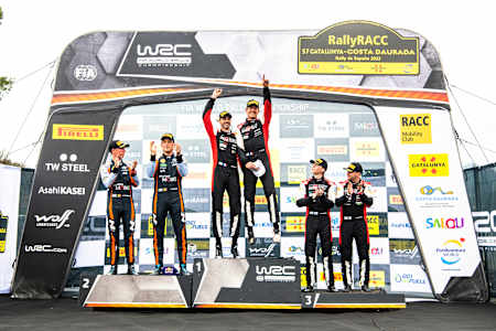 Podyumda yer alan sürücüler haklı bir sevinç yaşıyor