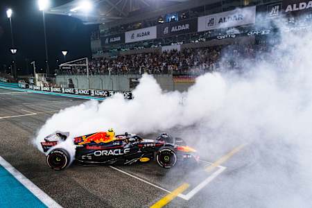 Bild zeigt den Oracle Red Bull Racing Boliden von Sergio Pérez bei einem Donut