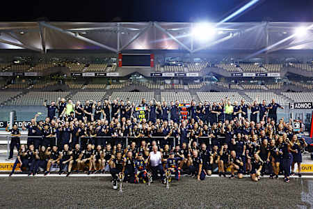 Das Team von Oracle Red Bull Racing posiert für ein Foto mit dem Pokal beim F1 Grand Prix von Abu Dhabi in Yas Marina, 2022