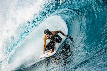 Molly Picklum Tahiti'de güçlü bir dalga yakalıyor