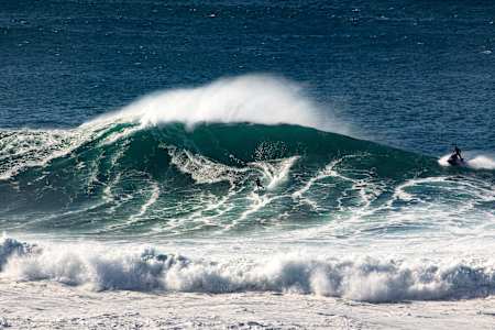 A surfista profissional Teresa Bonvalot surfa na Nazaré, Portugal
