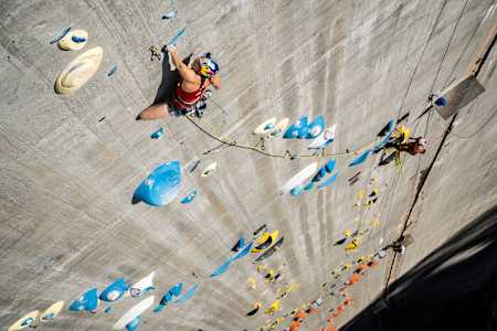 Petra Klingler tritt während Red Bull Dual Ascent in Verzasca, Schweiz, am 27. Oktober 2022 auf.