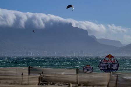 Jamie Overbeek fotografiado mientras compite en el Red Bull King of the Air 2022 en Ciudad del Cabo, Sudáfrica.