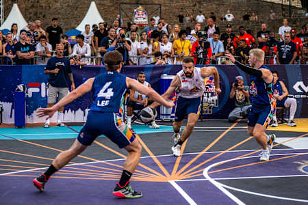 Teilnehmerinnen und Teilnehmer treten beim Red Bull Half Court World Final in Belgrad, Serbien, am 17. September 2023 an.