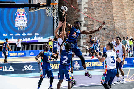 Teilnehmer/innen treten beim Red Bull Half Court World Final in Belgrad, Serbien, am 16. September 2023 an.