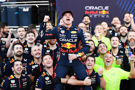 Verstappen von Oracle Red Bull Racing feiert mit seinem Team in der Boxengasse nach dem F1 Grand Prix von Brasilien 2023 in Sao Paulo, Brasilien. 