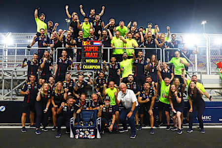 Max Verstappen von Oracle Red Bull Racing feiert mit seinem Team in der Boxengasse nach dem F1 Grand Prix von Katar 2023 in Lusail City, Katar.