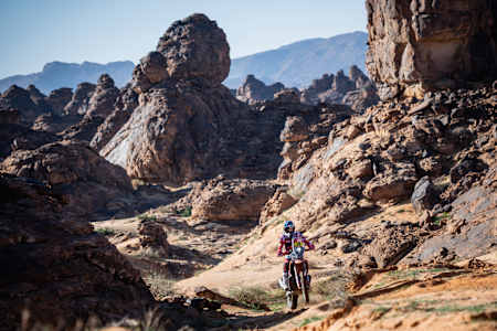 Daniel Sanders pilote sa moto pendant la quatrième étape du rallye-raid Dakar 2023 en Arabie Saoudite. 