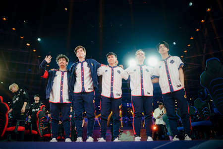 G2 na pódiu po víťazstve nad T1 na Red Bull League of Its Own v Berlíne 9. decembra 2023.