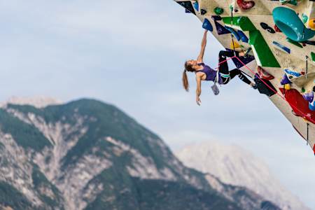 Jessica Pilz klettert am 23. Oktober 2023 in Innsbruck, Österreich.
