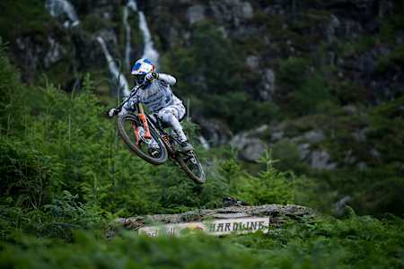 Gee Atherton performs at Red Bull Hardline in July 2023 in Dinas Mawddwy, Wales.