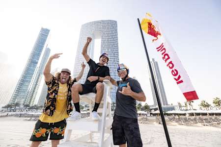 Brian Grubb, Miles Daisher și Parks Bonifay din Statele Unite ale Americii, văzuți în timpul proiectului WakeBASE la Adress Beach Resort din Dubai, Emiratele Arabe Unite, la 29 noiembrie 2023.