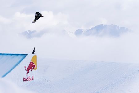 Hiroto Ogiwara s'envole en snowboard au Laax Open 2023, en Suisse.