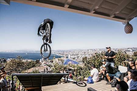 A linda Valparaíso abre os trabalhos do Red Bull Cerro Abajo 2023