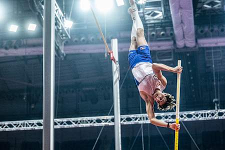 Armand Duplantis detém o recorde mundial, com 6,22 metros