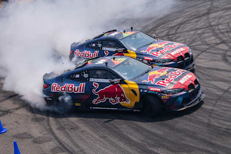 Los Red Bull Driftbrothers actúan en el BMW MFest en Kyalami Raceway, Johannesburgo, Sudáfrica, el 15 de octubre de 2022. 