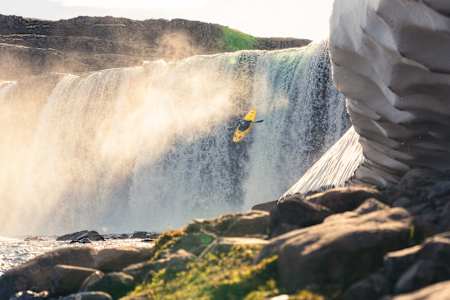 Аниол Серрасолсес прыгает на каяке с водопада в Исландии 29 июня 2021 года.