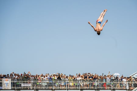Le plongeur Gary Hunt dans ses oeuvres lors de l'étape des Red Bull Cliff Diving World Series à Paris.