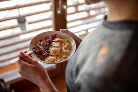 Johanna Holzmann sostiene un bol de muesli para una sesión fotográfica.