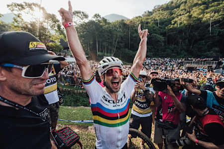 Nino Schurter feiert am 10. April 2022 beim UCI XC MTB World Cup in Petrópolis, Brasilien.