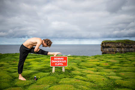 Gary Hunt se întinde pe o stâncă.