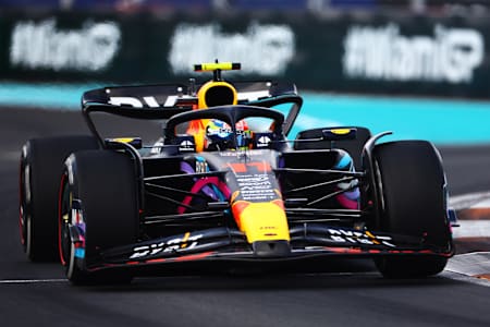Le pilote mexicain Sergio Perez of Mexico roule au volant de la monoplace RB19 de l'écurie Oracle Red Bull Racing sur le circuit du Grand Prix de Miami de Formule 1 2023.