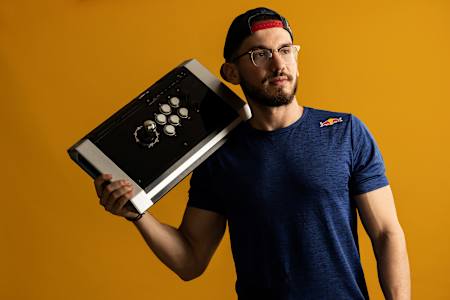 Adel Anouche de los Emiratos Árabes Unidos posa para un retrato durante la Cumbre de Atletas de Red Bull MEA en JA Resort en Dubai, Emiratos Árabes Unidos el 10 de mayo de 2022