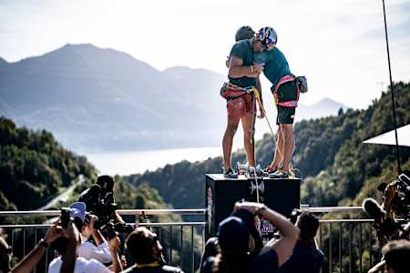 Alberto Ginés López und Luka Potočar bei Red Bull Dual Ascent in Verzasca, Schweiz, am 30. Oktober 2022.