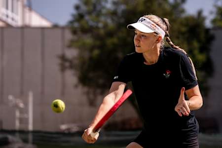 Elena Rybakina é a primeira tenista cazaque a vencer um Grand Slam