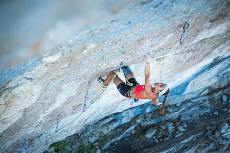 Angie Scarth-Johnson klettert die Route "Pornographie" 9a in Ceuse, Frankreich, im August 2022.
