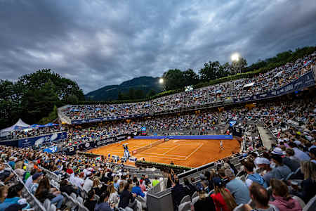 Le joueur de tennis autrichien Dominic Thiem en action pendant un match de l'Open Generali 2022 à Kitzbühel, en Autriche.