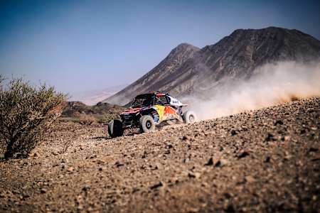 Cristina Gutierrez et Pablo Moreno Huete roulent au volant de leur bolide lors de la dixième étape du rallye-raid Dakar 2024.