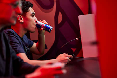 Levi De Weerd speelt tegen EA Sports FC in Alkmaar.