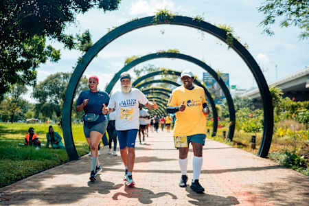 Participants à la course d'application Wings For Life World Run dans le parc Uhuru, au Kenya, le 5 mai 2024.