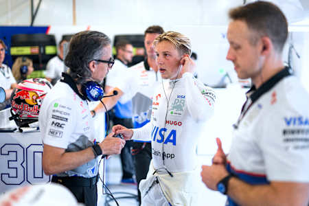 Liam Lawson poprawia swoje słuchawki